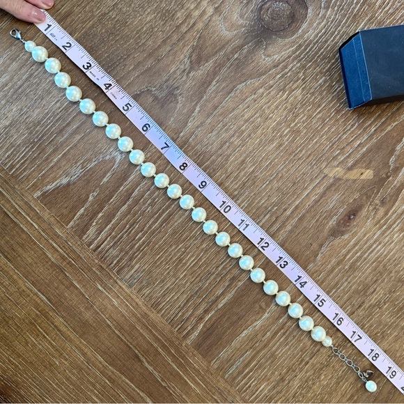 Faux pearl necklace 16” long, very good quality - Picture 5 of 9